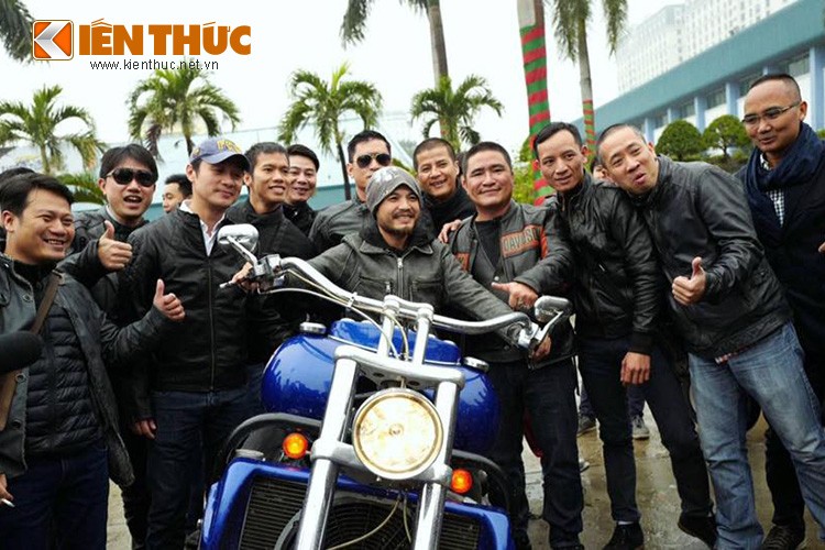 Mặc dù trời mưa và rét nhưng vẫn có hàng chục  xe môtô khủng của các thành viên Clb Triumph Hà Nội "xuống đường" điễu hành nhằm cổ động cho buổi trình diễn nhạc rock của nam ca sỹ Trần Lập sẽ diễn ra vào 19h30 tối ngày 16/01/2016. 